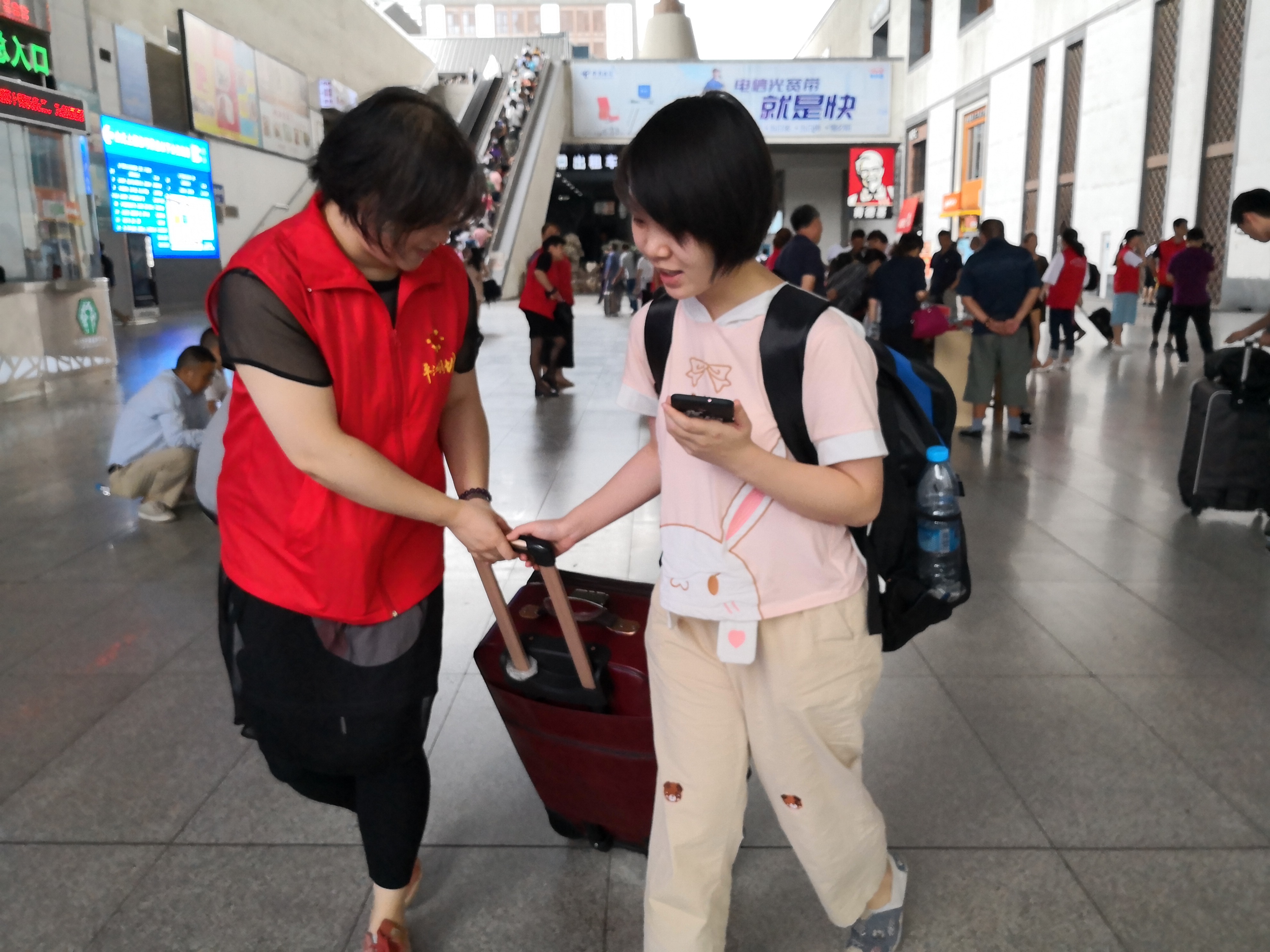 6ac47e5bfe861ba8a3feb28f0ffedcc4 J9集团党员提行李.JPG